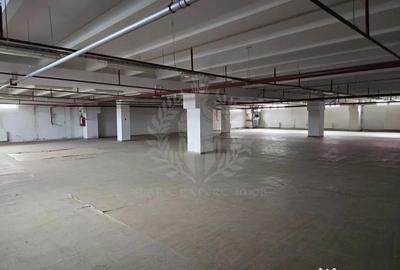Spațiu comercial, de 3,400 mp, în Central - 8