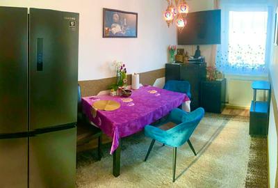 Apartament cu 3 camere decomandat în Petros