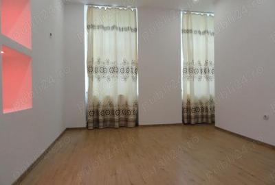 Apartament cu 3 camere semidecomandat în Central - 1