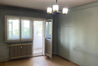 Apartament cu 3 camere decomandat în Tineretului
