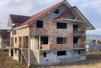 Casa de vanzare la ro?u,500 mp utili poten?ial Unic, loc - 13