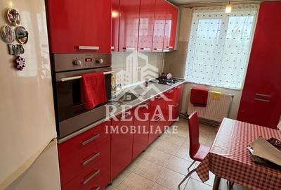 Apartament cu 3 camere decomandat, mobilat în Micro 4 - 6
