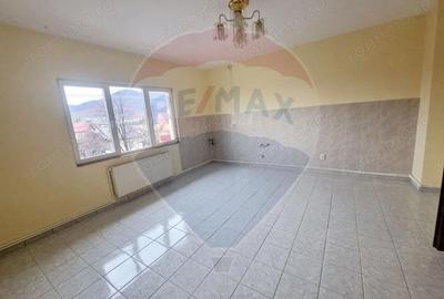 Casă cu 8 camere cu Teren 536 Mp în 1 Mai - 18