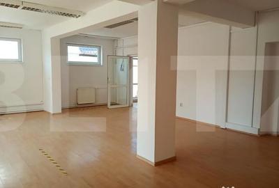 Spațiu comercial, de 375 mp, în Central - 4
