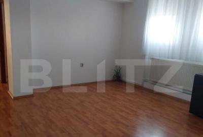 Apartament cu 4 camere semidecomandat în 9 Mai - 2