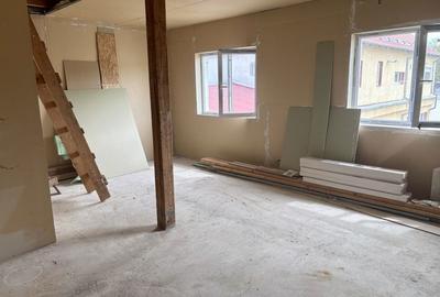 Apartament cu 2 camere decomandat în Valea Aurie