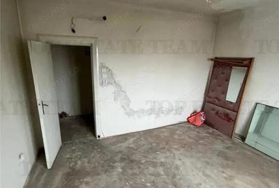 2 garsoniere adiacente la rosu pe Calea Grivitei, etaj 4 - 6