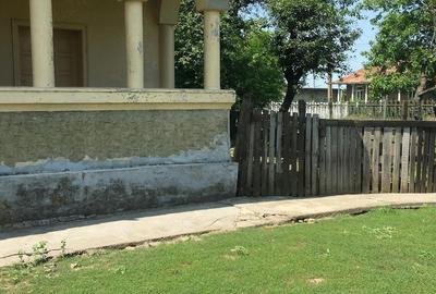 Casă cu 4 camere cu Teren 1600 Mp în Central