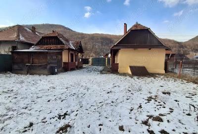 Casă cu 2 camere cu Teren 1497 Mp în Poiana Sărată - 2