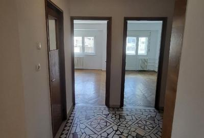 Apartament cu 4 camere decomandat în 1 Mai - 2