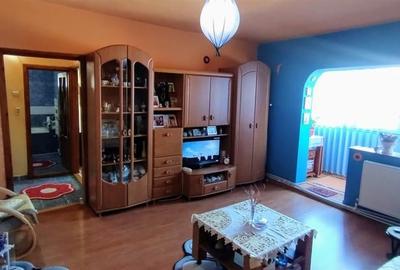 Apartament cu 2 camere semidecomandat, mobilat în 1 Decembrie