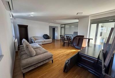 Apartament cu 4 camere semidecomandat în Băneasa