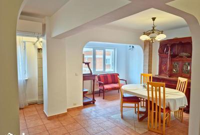 Apartament cu 4 camere, mobilat în Central