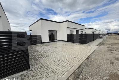 Casă cu 4 camere cu Teren 333 Mp în Tărlungeni - 1