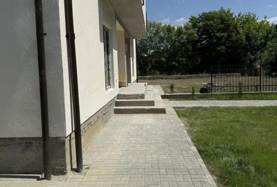 Casă cu 4 camere în Bujoreni