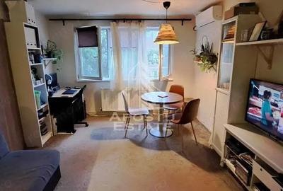 Apartament cu 3 camere, semidecomandat, etaj intermediar, centrala
