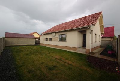 Casă individuală cu 3 camere în Sânmihaiu Român