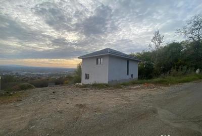 Casă cu 4 camere cu Teren 550 Mp în Central - 1