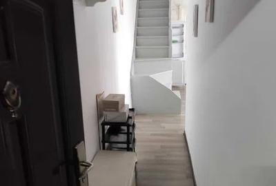 Vanzare apartament 3 camere decomandate cu scara  interioara 60 mp zona Poarta 6 - 8