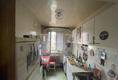 Apartament cu 3 camere semidecomandat în Teiul Doamnei