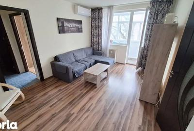 Apartament cu 3 camere semidecomandat în Calea București