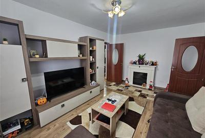 Apartament cu 3 camere semidecomandat, mobilat în Micro III - 15