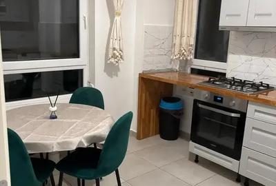 Apartament cu 3 camere semidecomandat, mobilat în Central