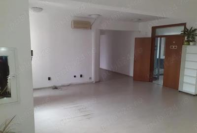 Spațiu comercial, de 280 mp, în Central - 4