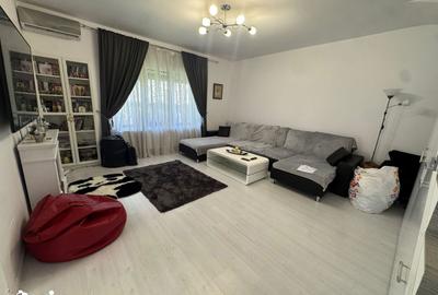 Casă cu Teren 240 Mp în Central - 2