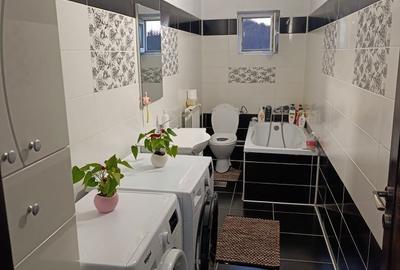 Casă cu 3 camere decomandat în Central