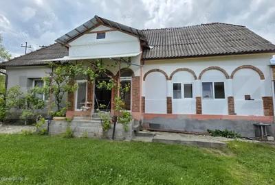 Casă cu 4 camere cu Teren 2000 Mp în Central - 1