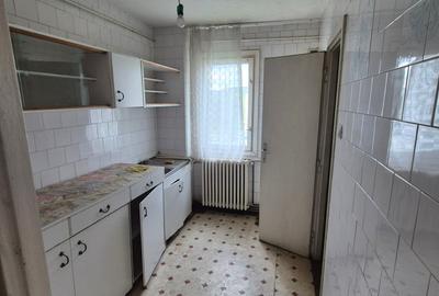 Apartament cu 3 camere semidecomandat în Micro I - 5