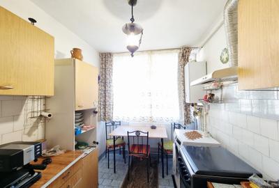Apartament cu trei camere  zona Tiglina 1 et. 2 DECOMANDAT + GARAJ langa bloc - 3