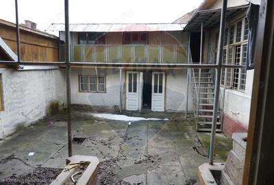 Casă cu 5 camere cu Teren 308 Mp în Central - 2