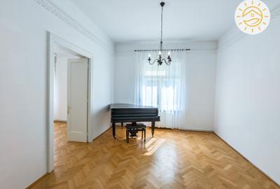 Apartament cu 5 camere decomandat în Centrul Istoric