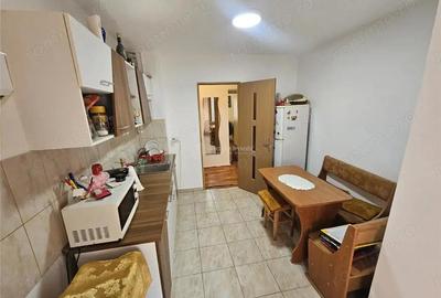 Apartament cu 3 camere decomandat în Micro IV