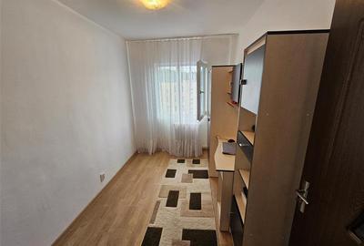 Apartament cu 3 camere semidecomandat în Micro III - 26