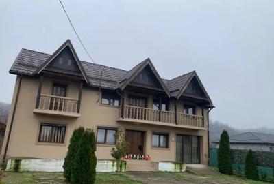 Casă cu 7 camere cu Teren 4500 Mp în Central