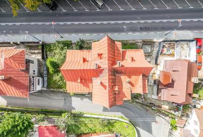 Casă cu 7 camere cu Canalizare în Central - 2