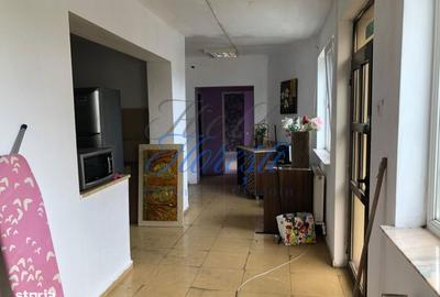 Casă cu 5 camere cu Garaj în Florești