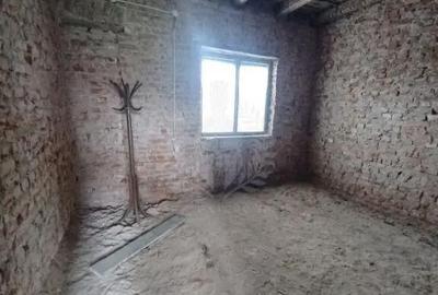 Casă cu 2 camere cu Teren 360 Mp în Central - 1