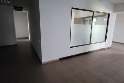 Spațiu comercial, de 2,000 mp, în Central - 5