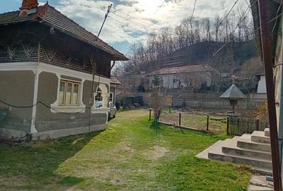 Casă cu 6 camere în Căprioru - 1