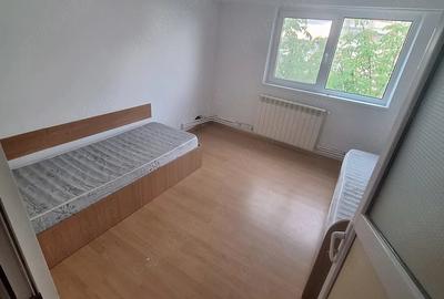 Apartament cu 3 camere decomandat în Sud