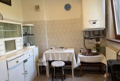 Apartament cu 3 camere decomandat în Cotroceni