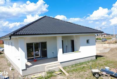 Casă cu 4 camere cu Teren 731 Mp în Moșnița Nouă