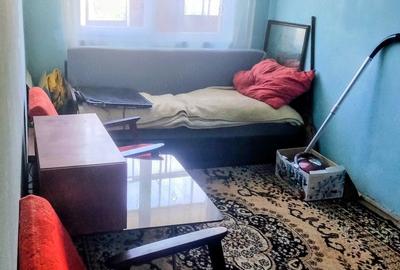 Apartament cu 3 camere semidecomandat în Micro 4