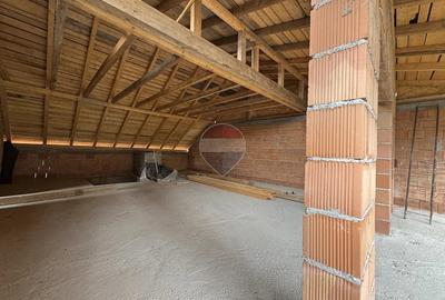 Casă cu 6 camere cu Teren 599 Mp în Vitrometan