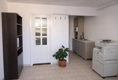 Apartament cu 3 camere semidecomandat în Central - 3