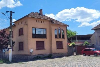 Casă cu 4 camere cu Teren 200 Mp în Central